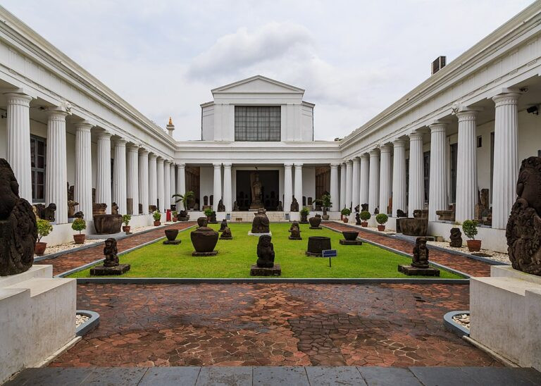 1024px-Jakarta_Indonesia_National-Museum-09