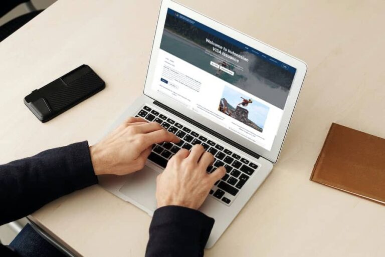 man-accessing-molina-website-1