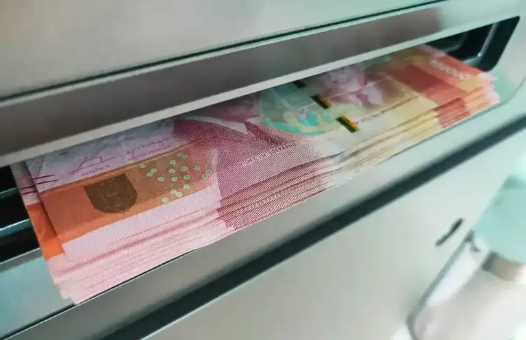 Rupiah-withdraw-from-atm